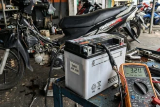 penyebab aki motor tekor padahal baru