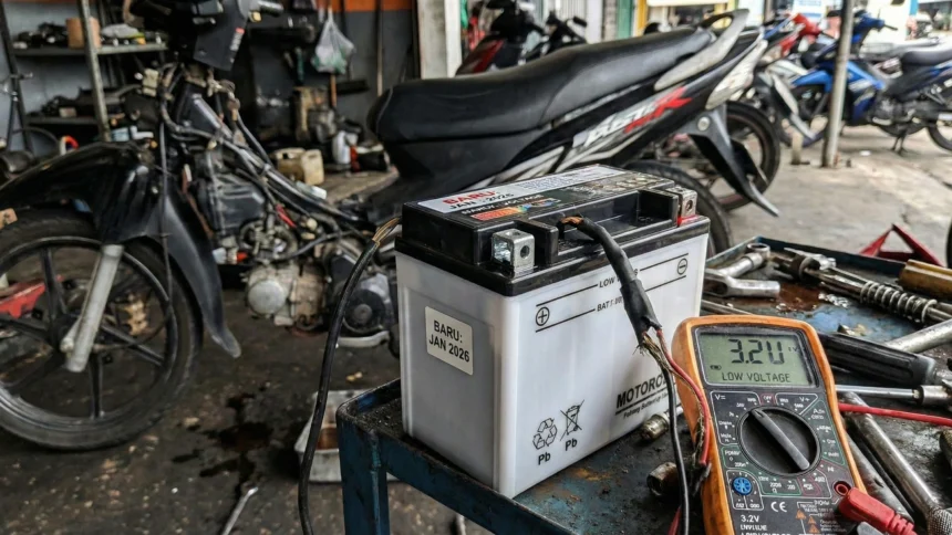 penyebab aki motor tekor padahal baru